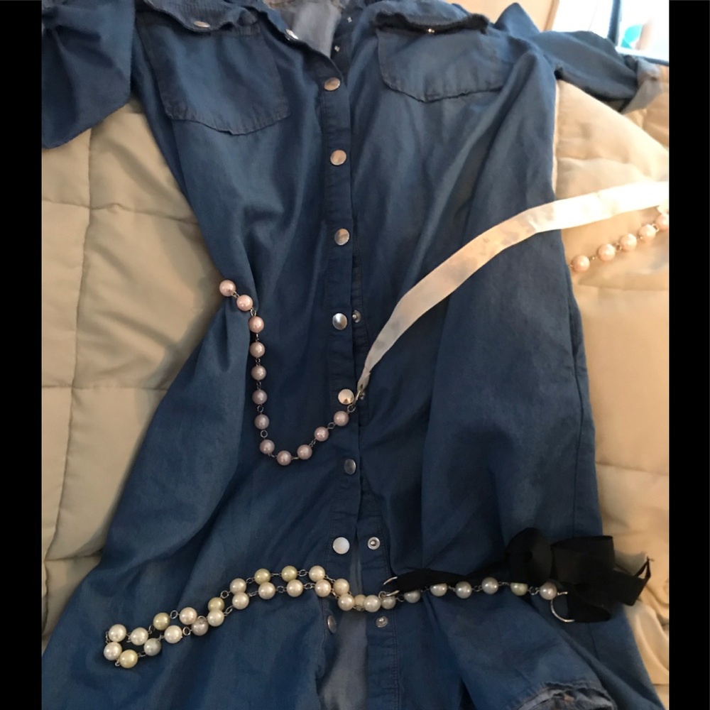 Two pearl waist accents.